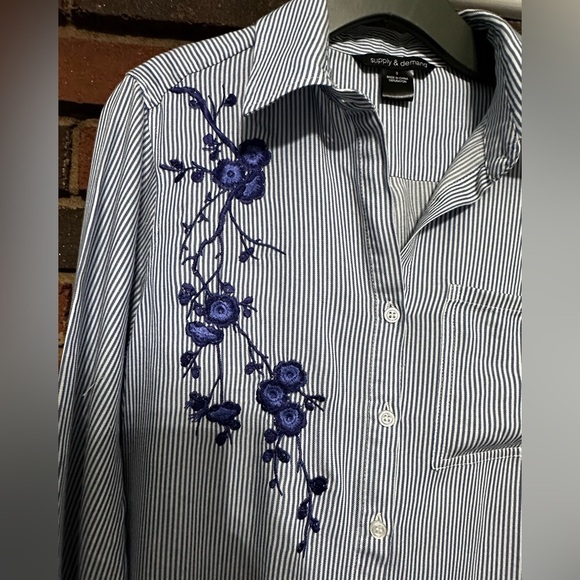 🛍️ embroidered button down shirts with roll up sleeves. Excellent condition. - Picture 7 of 9
